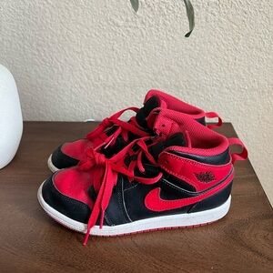 Nike Air Jordan 1 Mid
Banned (2020) black red